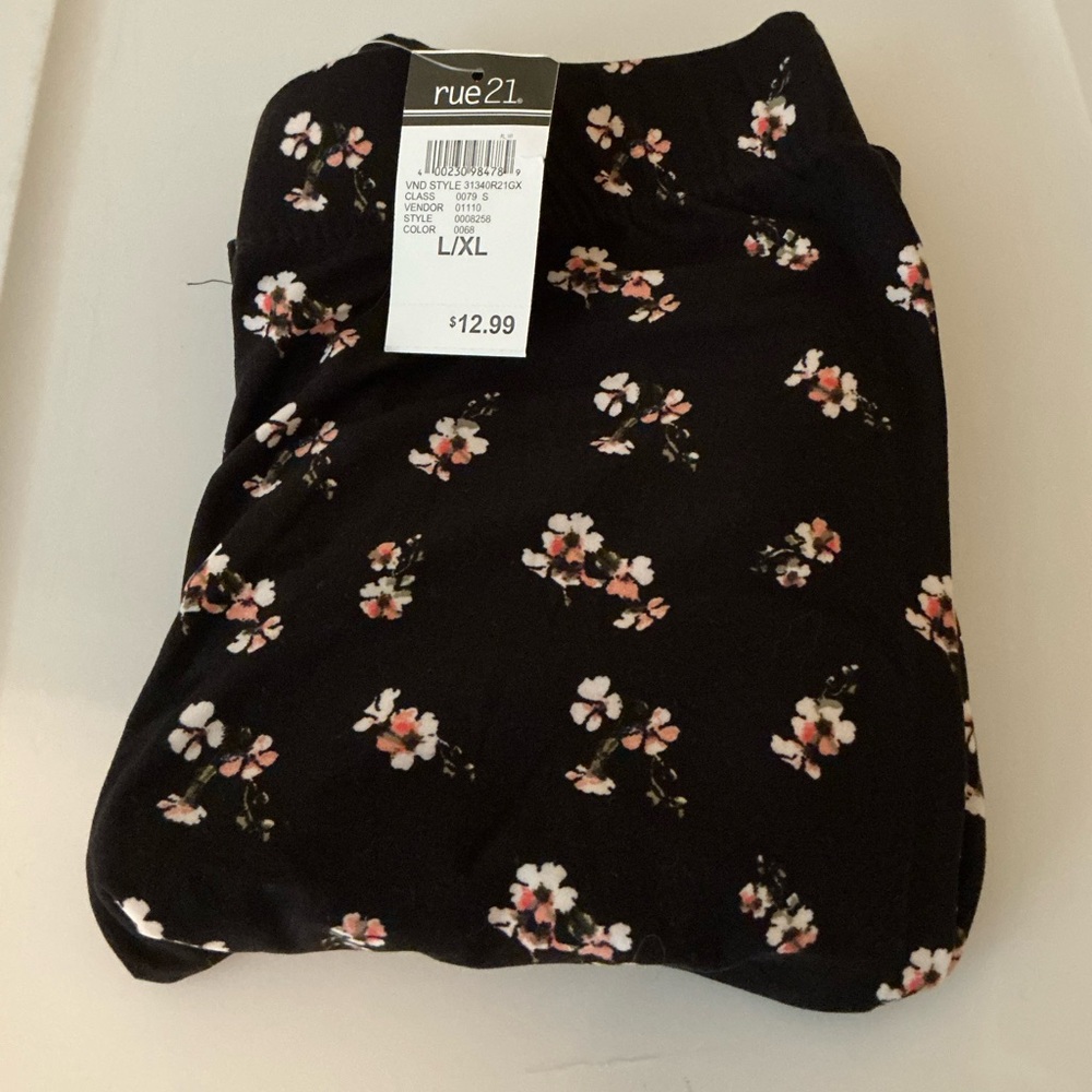 NWT Rue21 L/XL Pretty Black Floral Leggings
